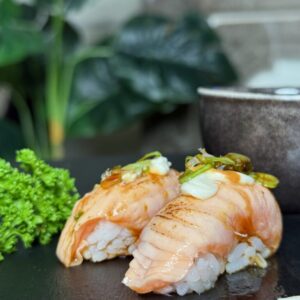 Niguiri de salmão Braseado – 06 unidades